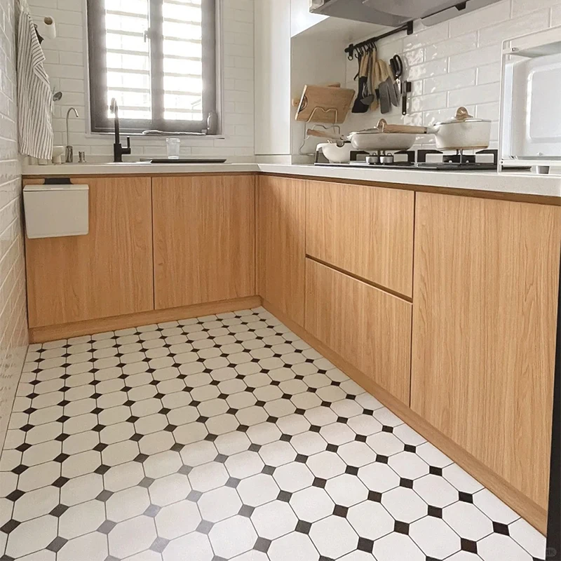 揃えるミニマリスト部屋づくりアイテム｜花瓶とマットの組み合わせで実現するシンプルな空間