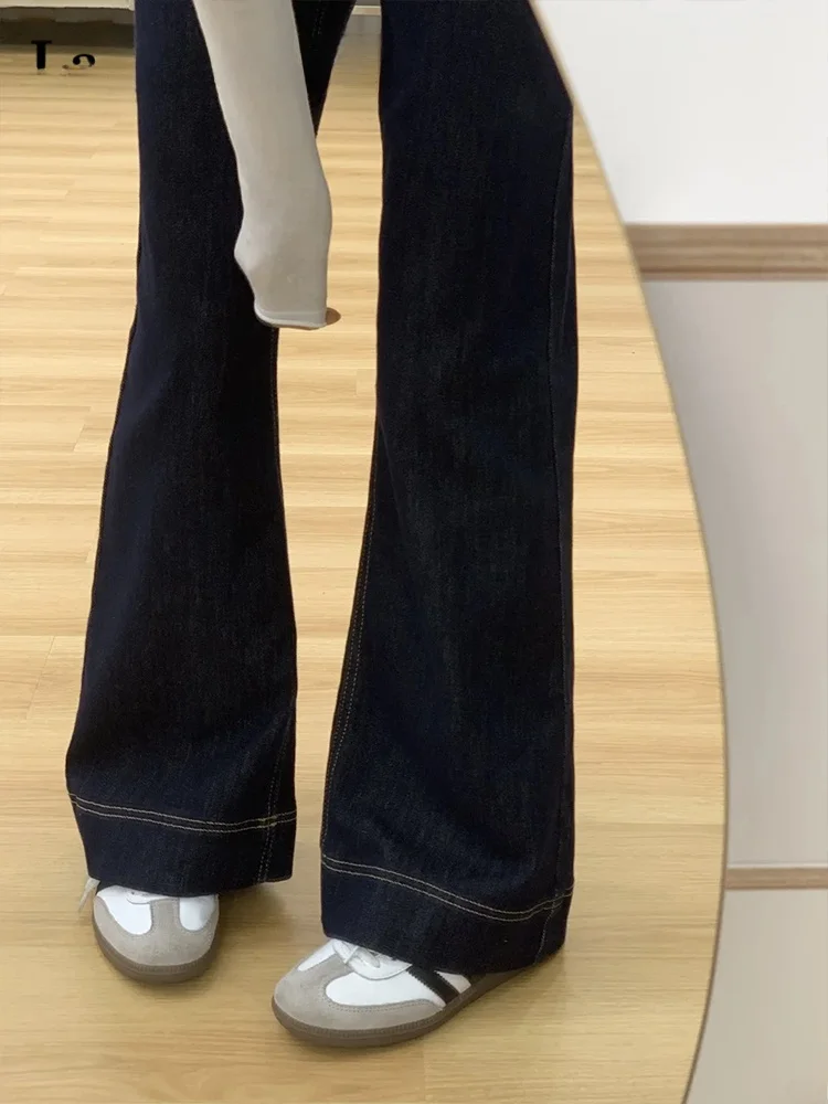 スニーカーとジーンズのバランスを取るには？深いブルーのデニムフレアパンツが解決するリアルな悩み