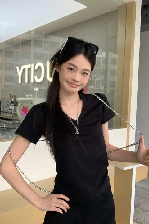 ブラックVネックショートスリーブTシャツ【ゆったりとしたデザイン・カジュアル用・女性用】
