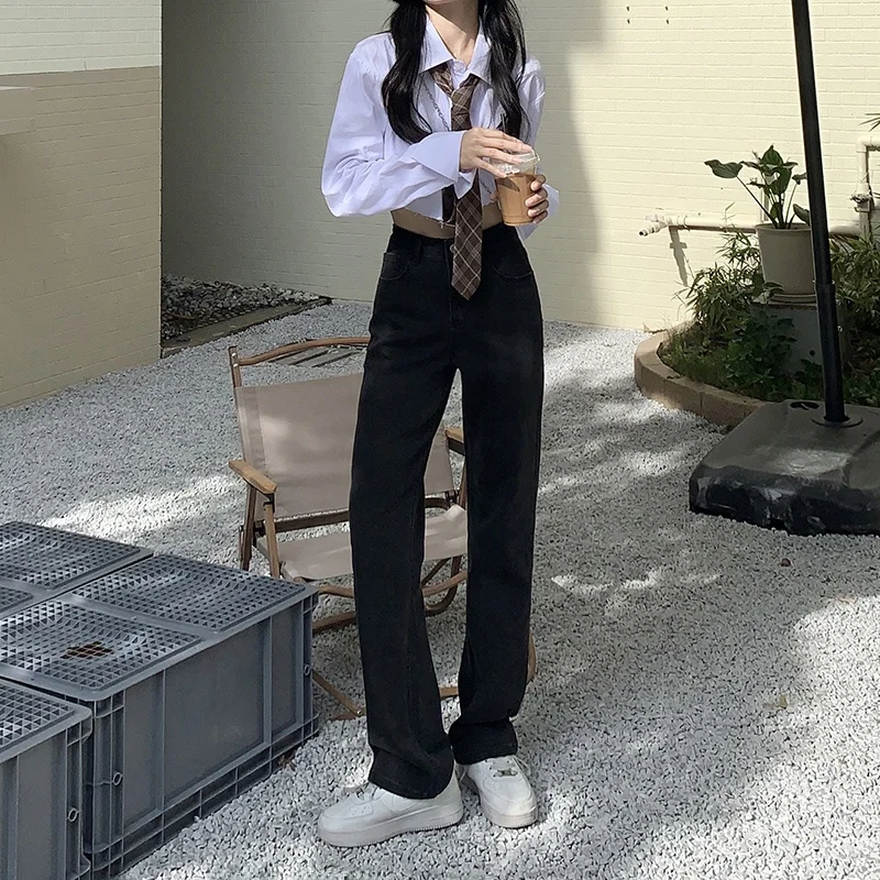 ハイウエストストレートデニムパンツ：大学生向けフェミニンコーデに最適な中性風の日常パンツ