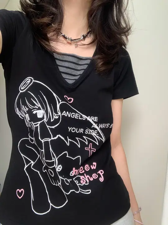 黒天使プリントのVネック半袖Tシャツ【可愛いデザイン・ゆったりフィット】