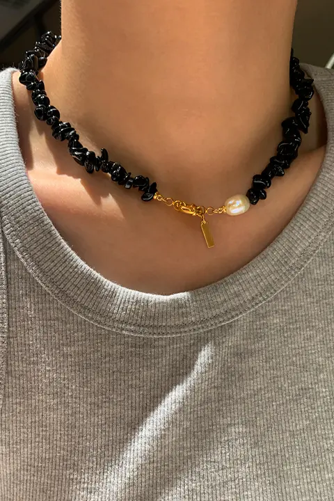 黒い石と天然真珠のヴィンテージセーターネックレス【秋冬用・デザイン重視・デコルテアクセサリー】