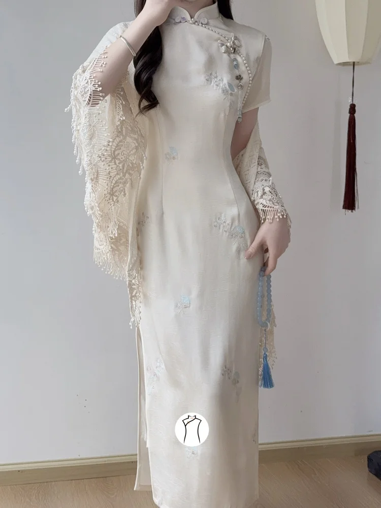 シャーリング 服：白色の醋酸刺繍チャイナドレスのデザインと実用性