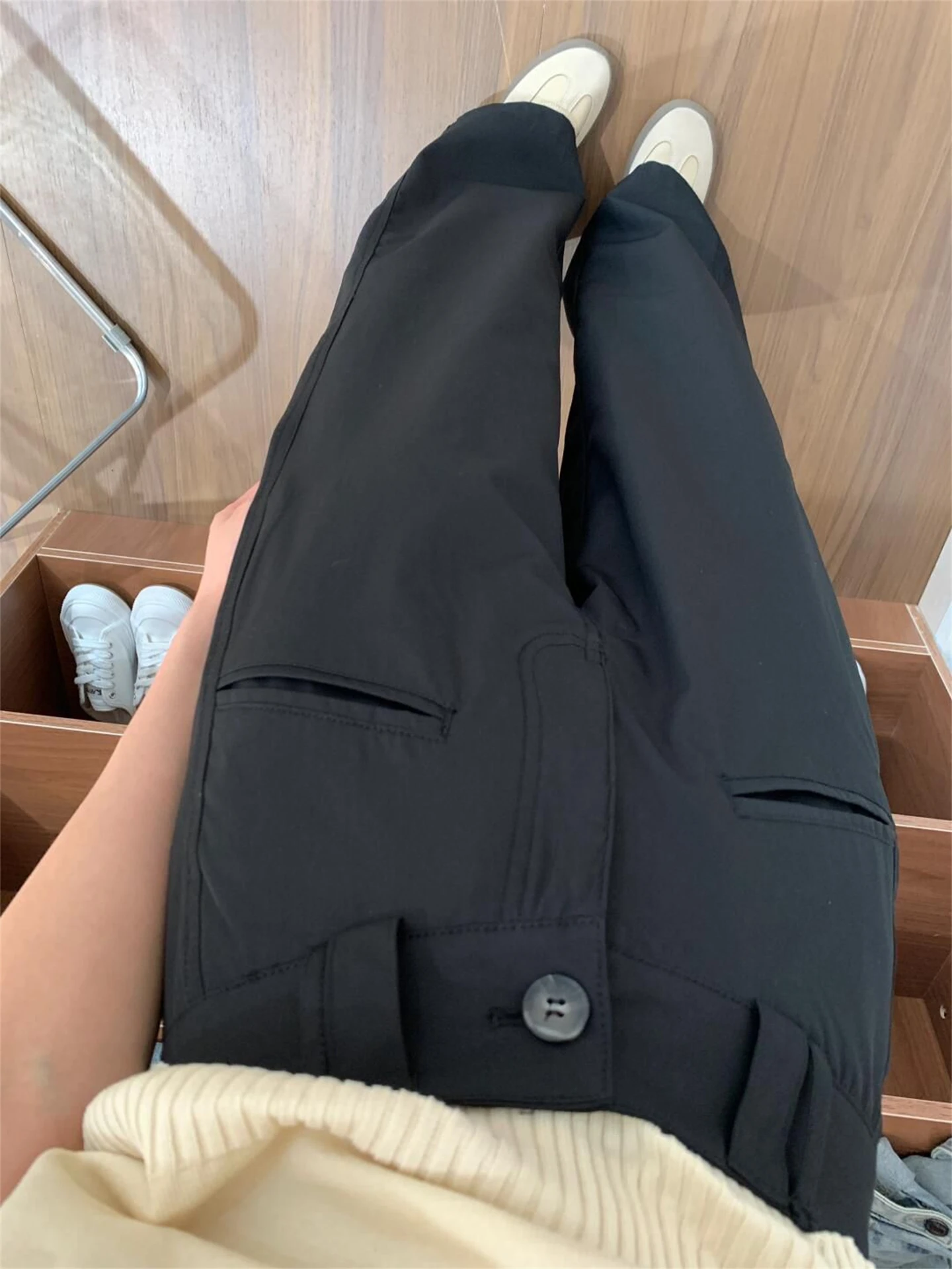膝丈パンツ メンズ：高腰直筒デザインのシンプルストレートパンツが通勤シーンで実用的か