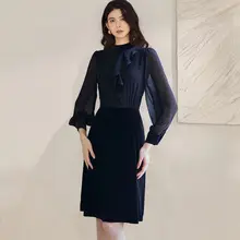 スリムフィットのブラックカラーコントラストドレス【立ち襟・フリルデザイン・春のデートや通勤用】