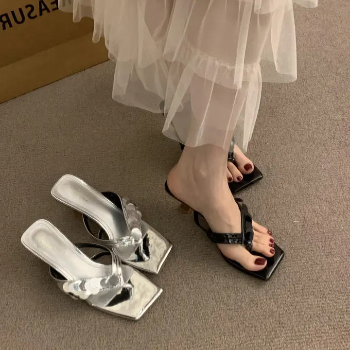 銀色のスリッポンハイヒールサンダル【人字型・夏用・ビジュー装飾】