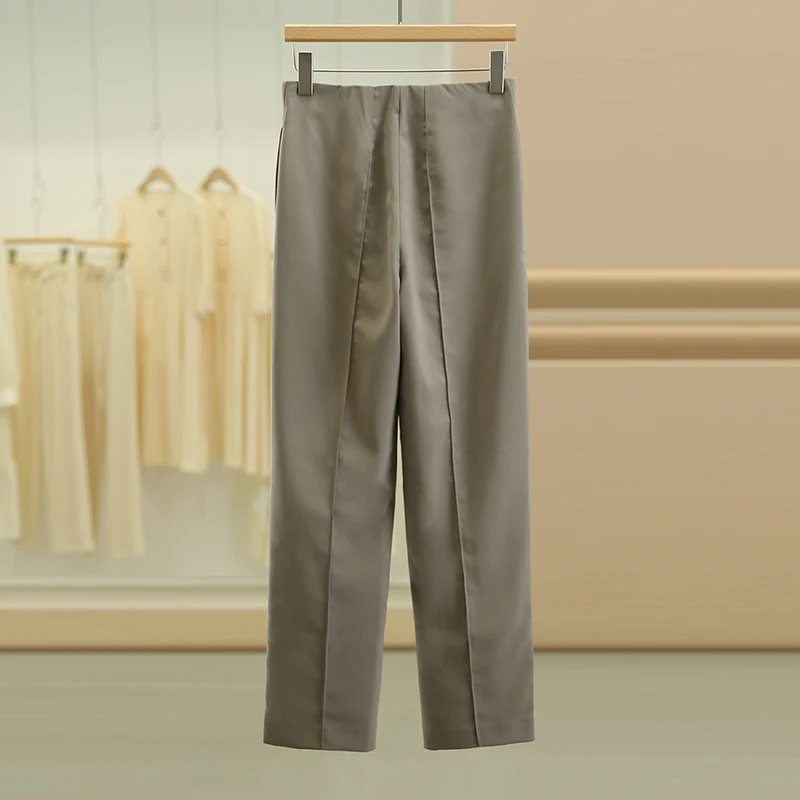 通勤服40代にぴったりなパンツは、どう選ぶ？