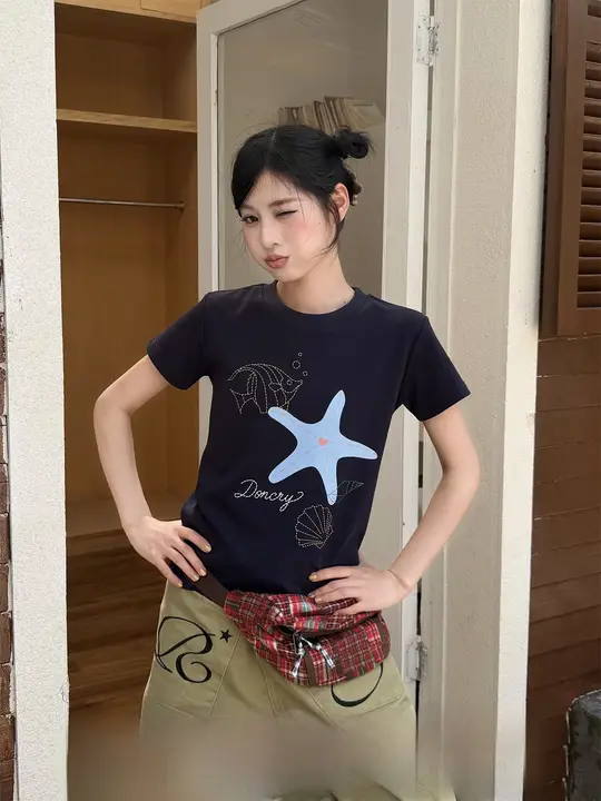 海星と貝殻プリントの短袖Tシャツ【女性用・フィット・夏用・ラウンドネック】