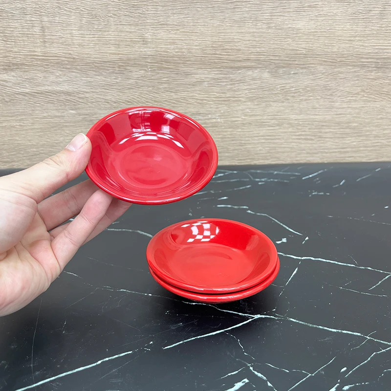 シンプルな赤色陶製丸皿：家庭用醤油皿としての実用性と使い勝手