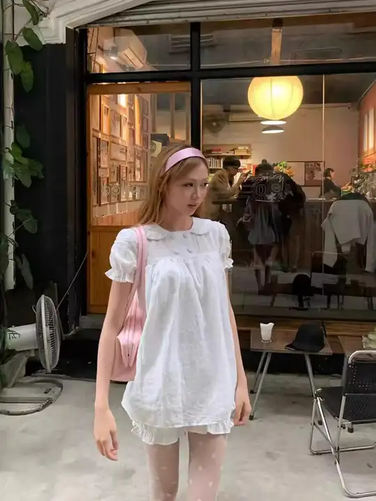 可愛いデザインの刺繍入りパフスリーブブラウス【ドロップカラー・ストレートシルエット】とフリルショートパンツ（セットアップ対応）