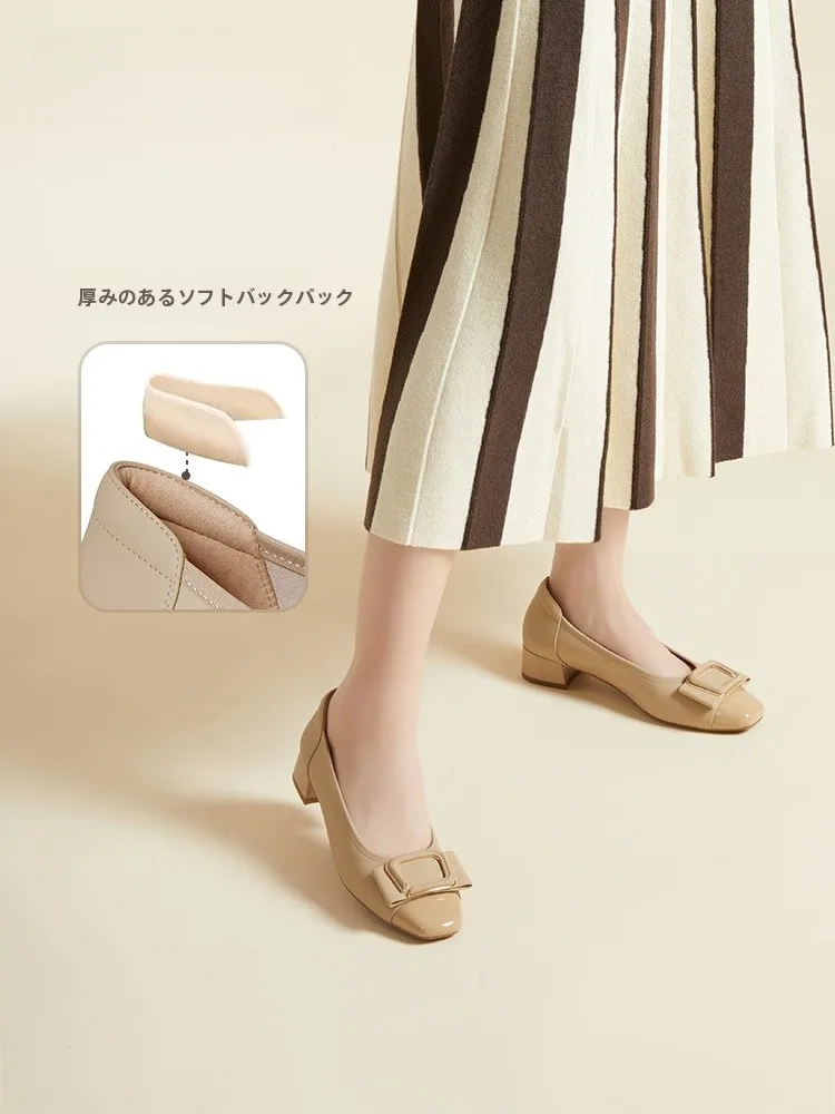 ローヒールパンプスが「かわいい」なら、小羊皮のバタフライリボンシューズはなぜ今、注目されているのか？