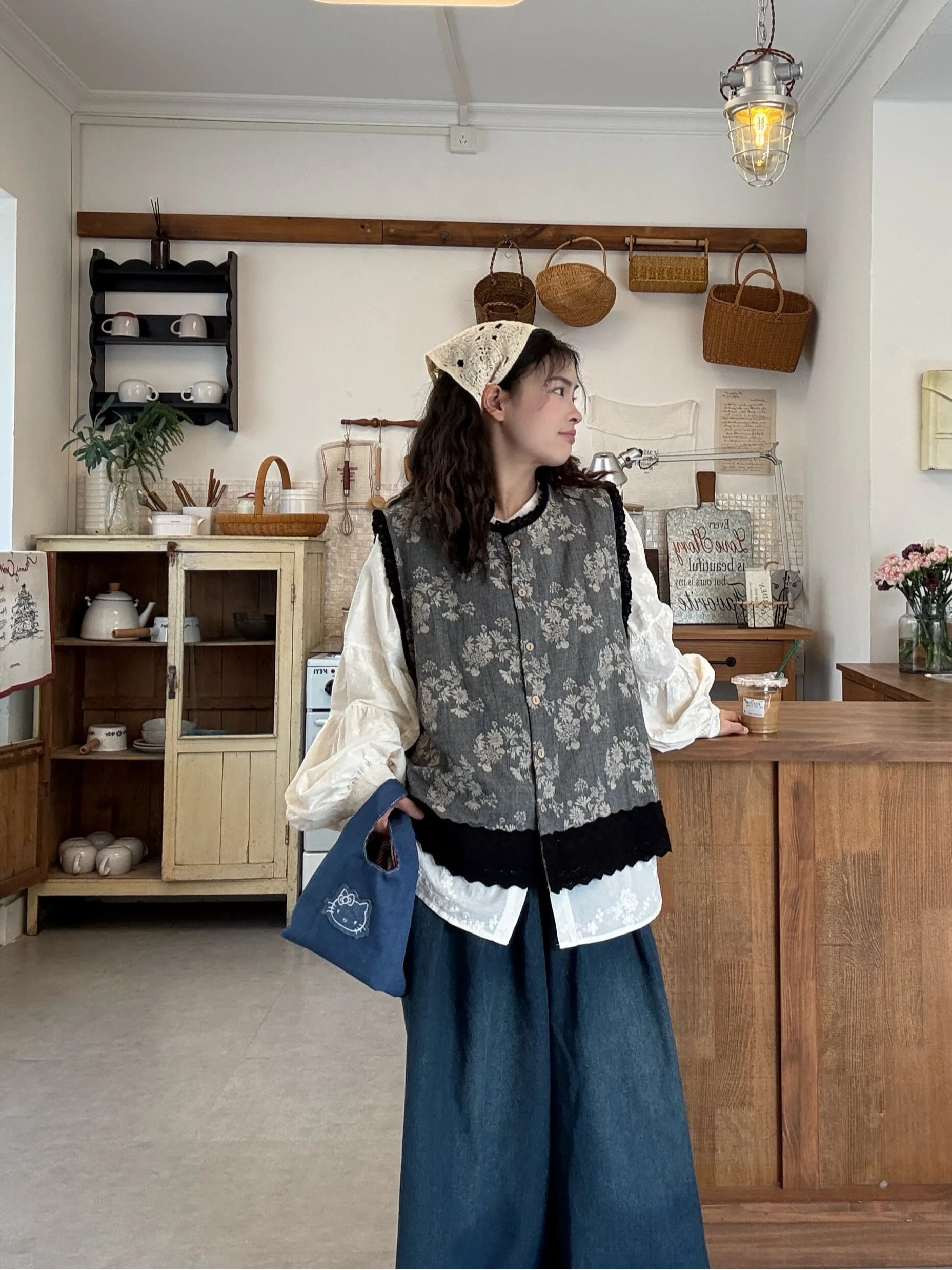 刺繍入りのゆったりベストとデニムパンツセット：ガーデニング ベストの実用性とコーディネートのバランス