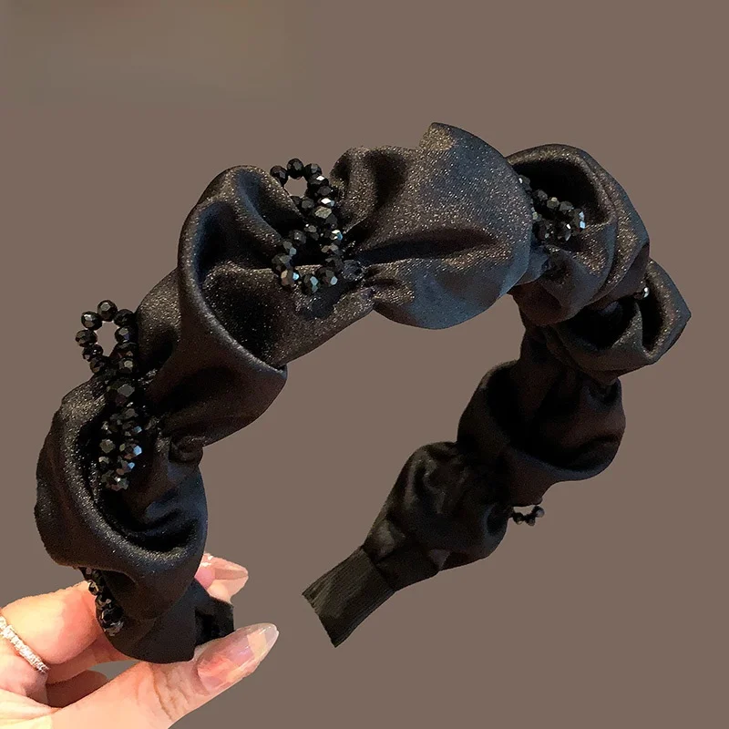 丸顔に見えるヘアアレンジを簡単にするには？黒のパール付きプリーツヘアバンドがおすすめの理由