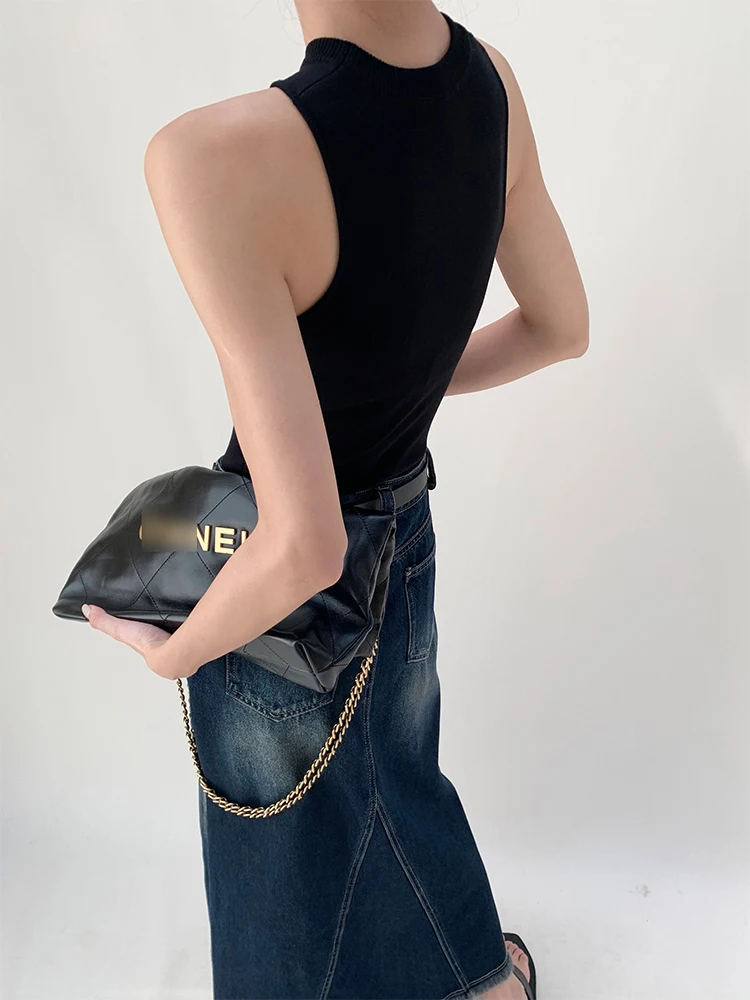 黒のタンクトップはどんな感じ？通勤から夏の日常まで、本当に使えるのか？