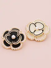 金属製山茶花デザインのボタン【立体花・パール装飾・ファッションアクセント】