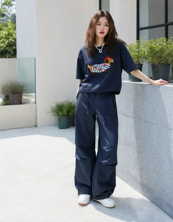 デザイン性の高い小犬パッチ付き Tシャツ【ラウンドネック・五分袖・カジュアル】