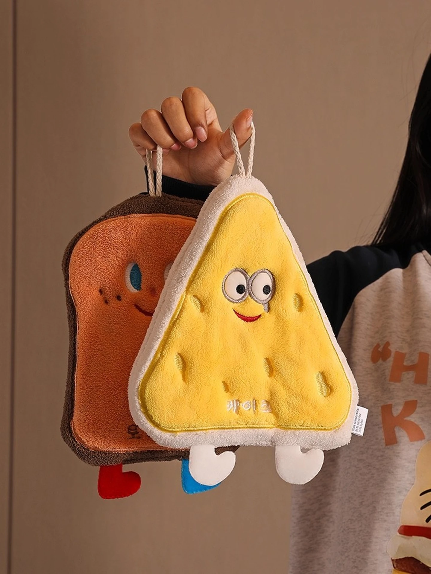 可愛いキャラクターの掛け式ハンドタオル：吸水性・厚手でトイレ・キッチンにも活用