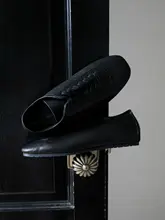 ブラックレザーのスクエアトゥ薄底トレーニングシューズ【レディース・カジュアル・通気性】