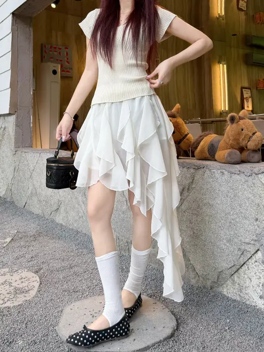 優しい雰囲気の杏色Vネック短袖ニットトップスと不規則なフリル付きスカート（セットアップ対応）
