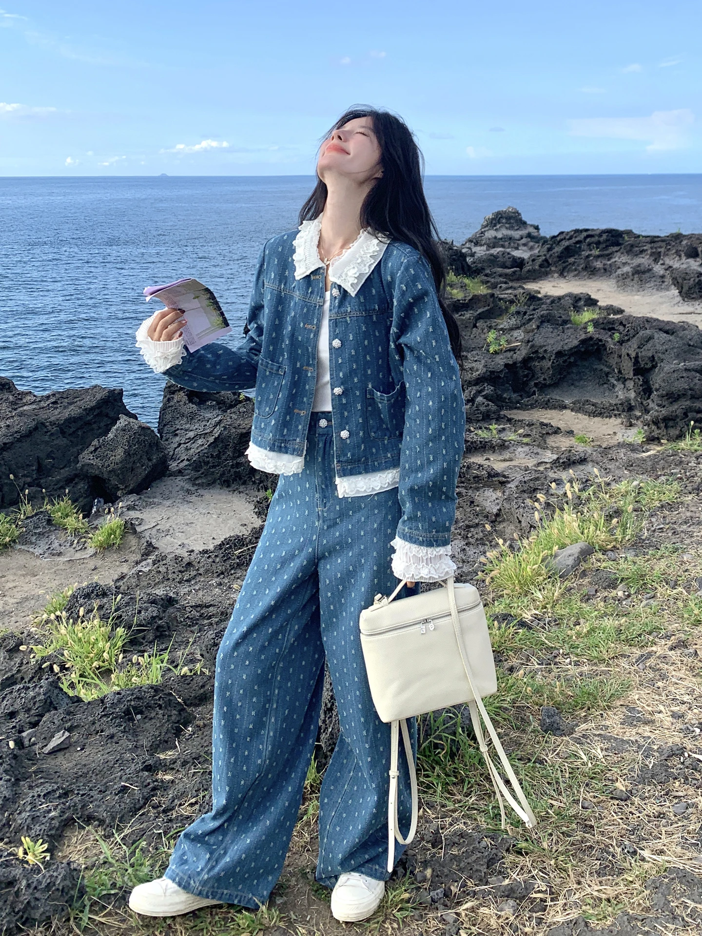 クールなデザインのブルーコーディネートで秋の旅行に最適な着こなしを実現