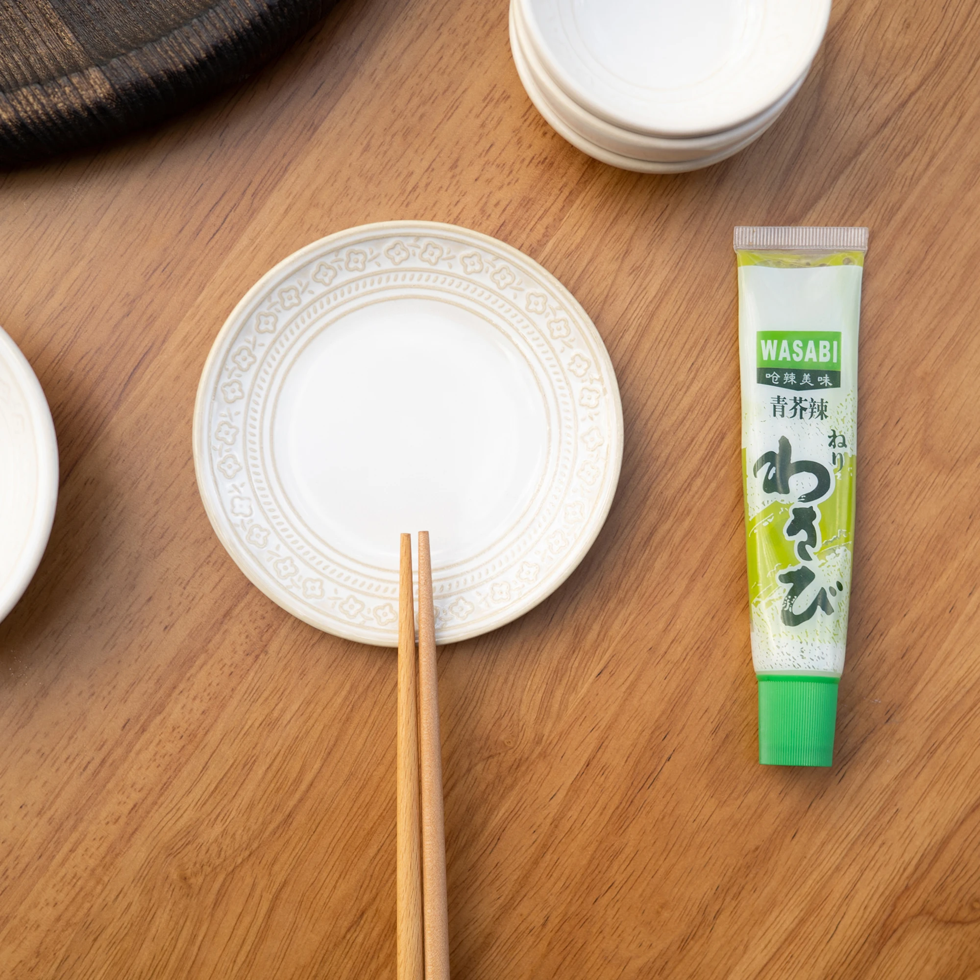 和風小花模様の陶器小皿：レトロデザインで家庭調味料の盛り付けを美しく
