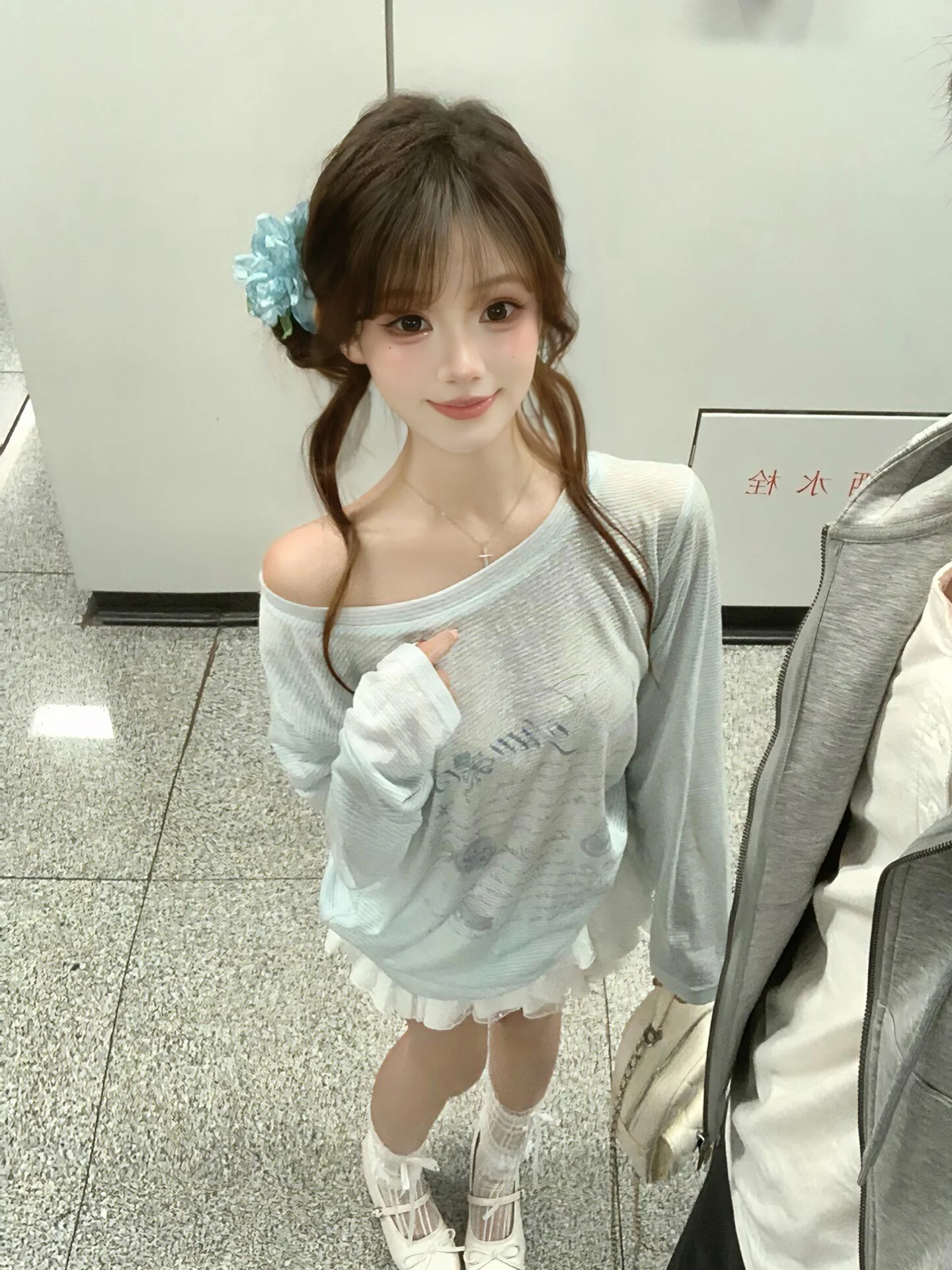 キャンパスファッションで「ダサい」を楽しむには？小柄女子にこそおすすめのオフショルダー・ミニスカートセットとは