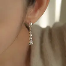 デザイナーオリジナルのビーズイヤリング【925純銀・シンプル・ユニークデザイン】