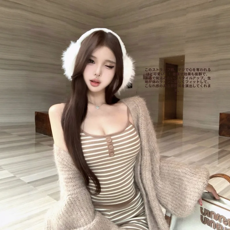 ゆったりとしたストライプのキャミソールインナーとニットカーディガン、感漂うワイドパンツの3点セット（セットアップ対応）