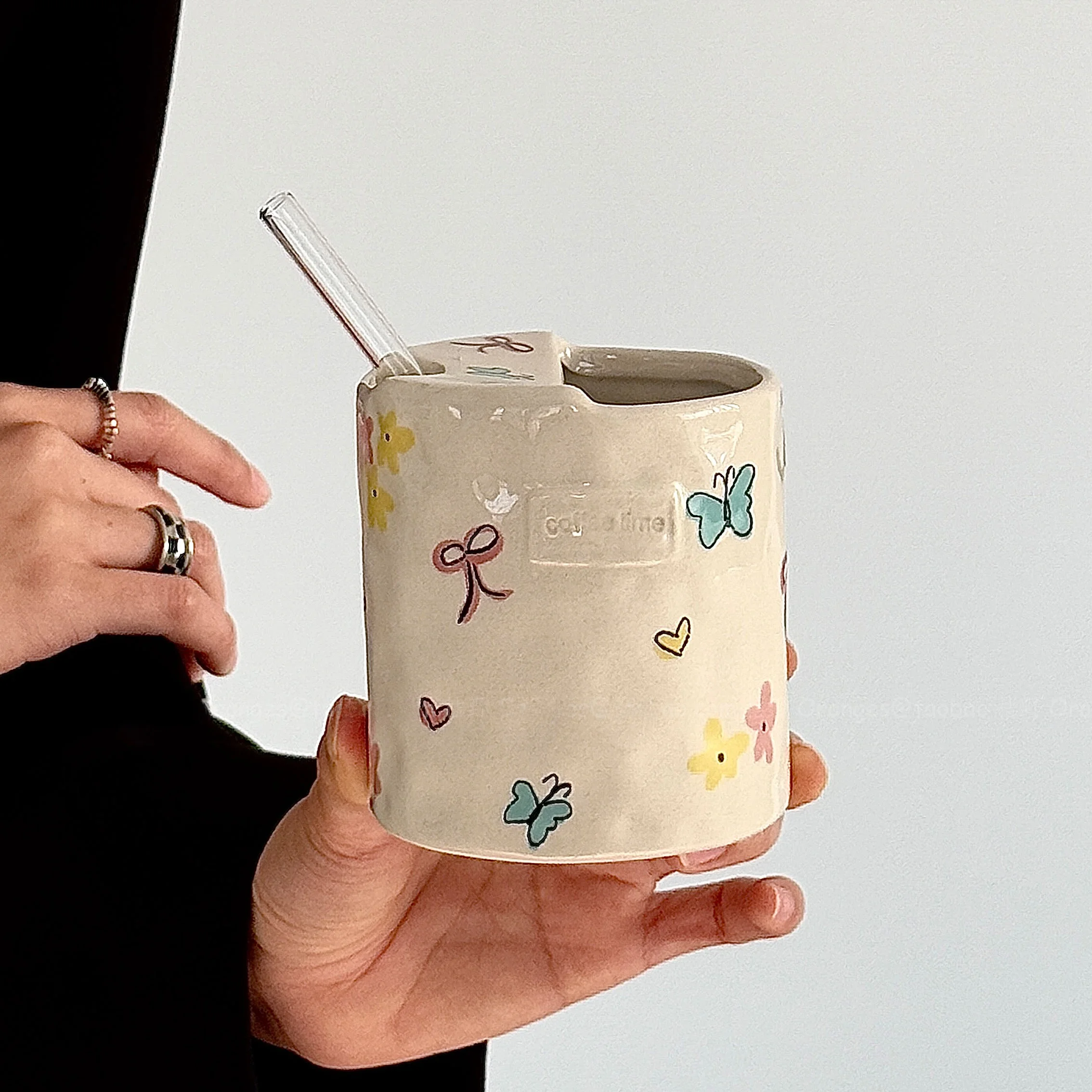 蝶結びデザインの陶器製ハンドカップ：こぼれにくいコップとしての実用性と構造解析