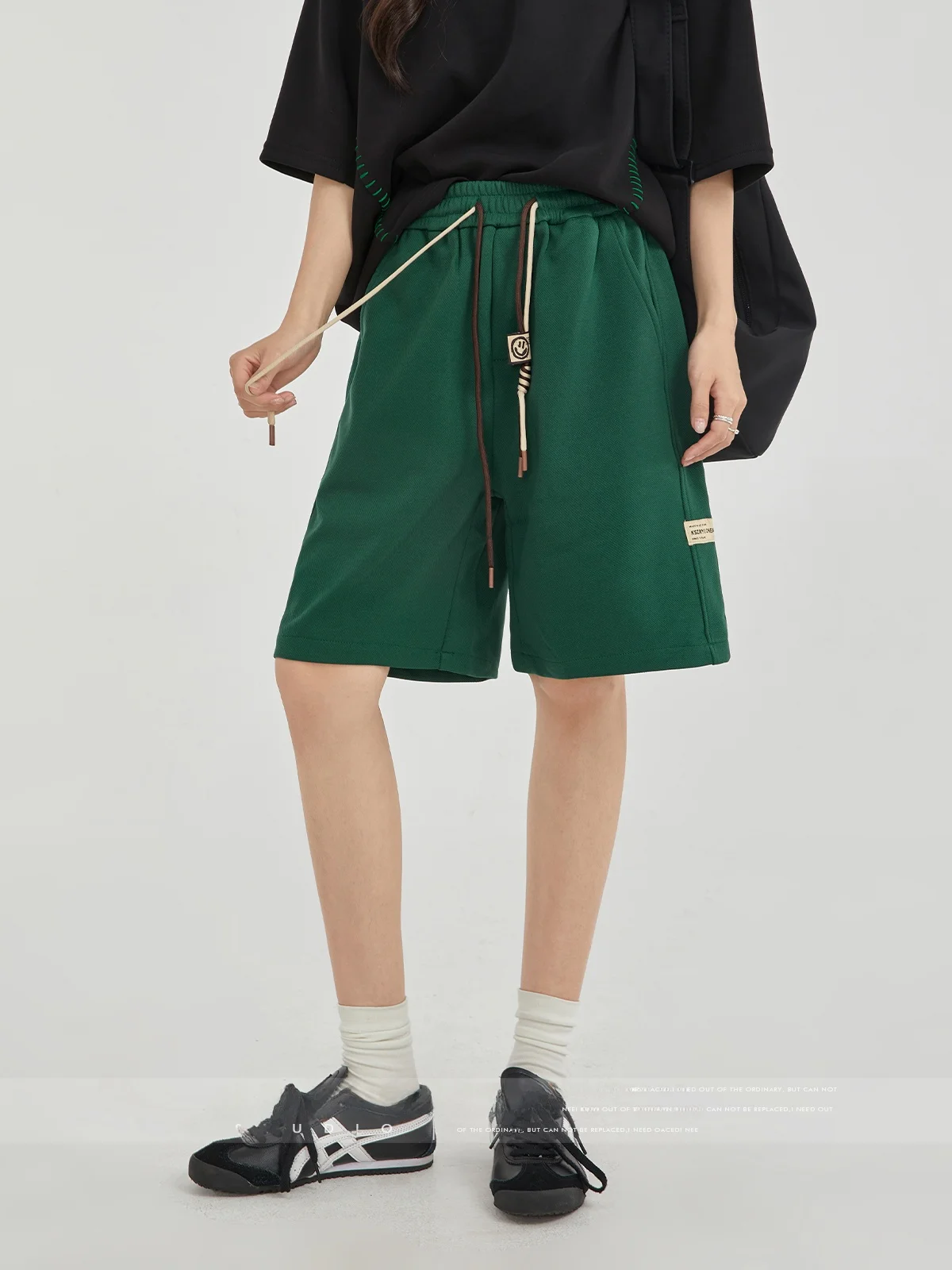 緑のTシャツに合うズボンは、本当に「ブルー」がベスト？