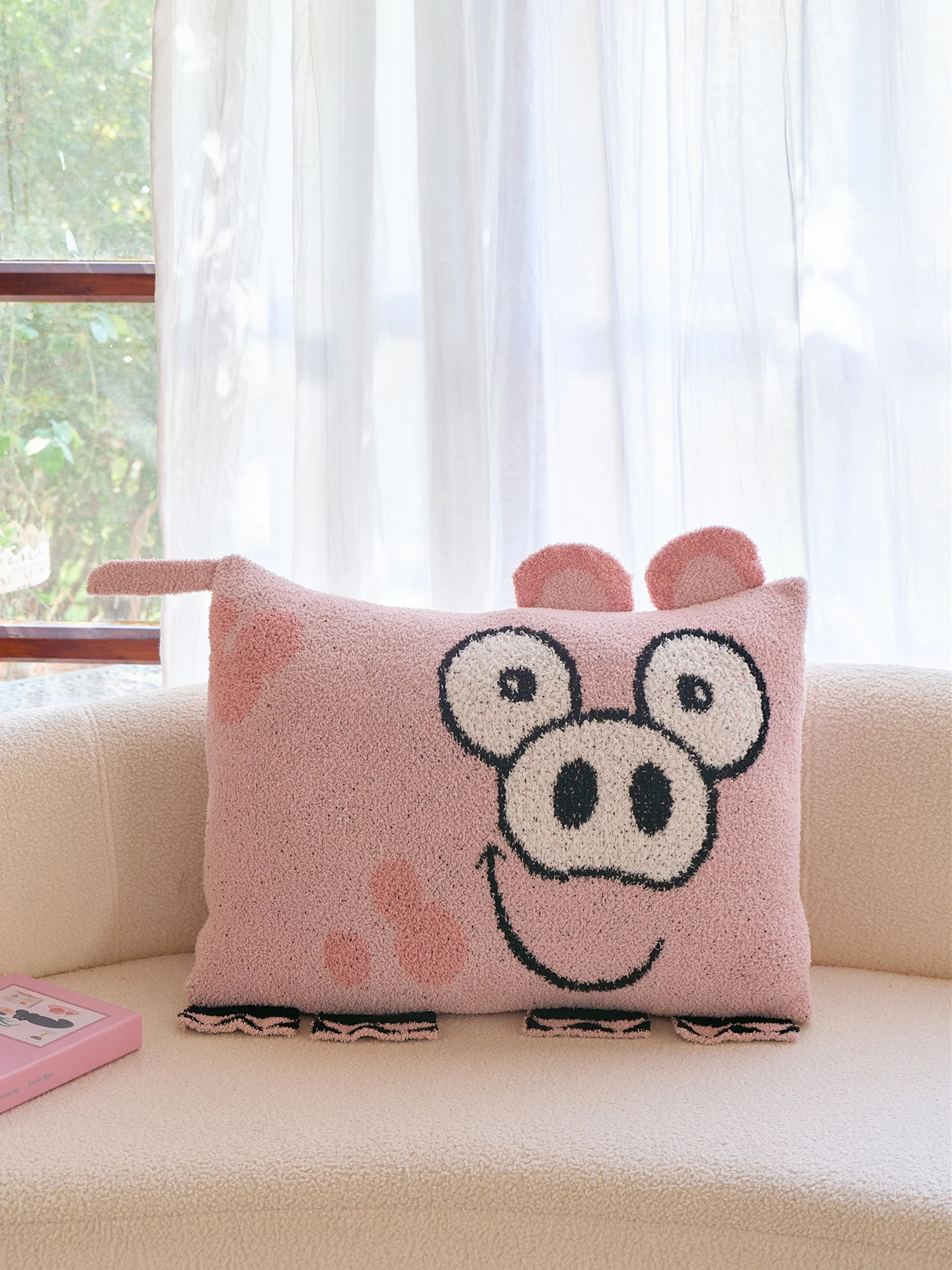 可愛いデザインのピンク豚抱き枕：長型・ソファ用の子供向け装飾品の実用性と使い方