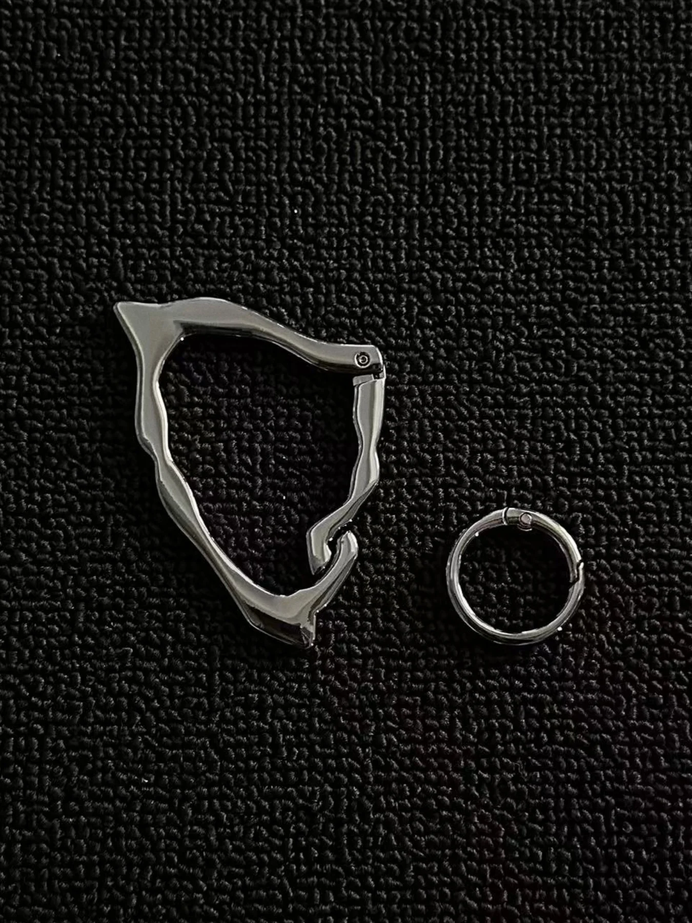 三角形金属デザインのキーホルダー：ヴィンテージスタイルでズボンに安定した装着を実現