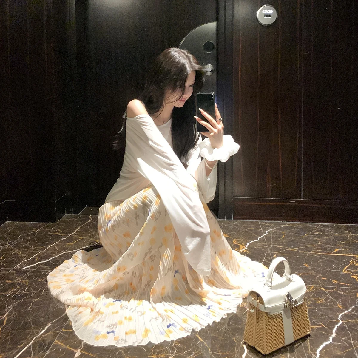 ヴィンテージ風プリーツスカート【花柄・女性用・ストレートシルエット】：通勤シーンでの実用性と素材特性を解説