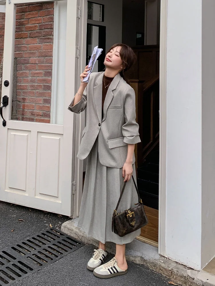 30代オフィスファッションで高級感とカジュアルのバランスを取るには？