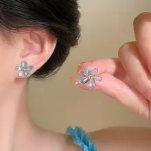 清涼感あるフラワーデザインのイヤリング【シンプル・コーディネートしやすい】