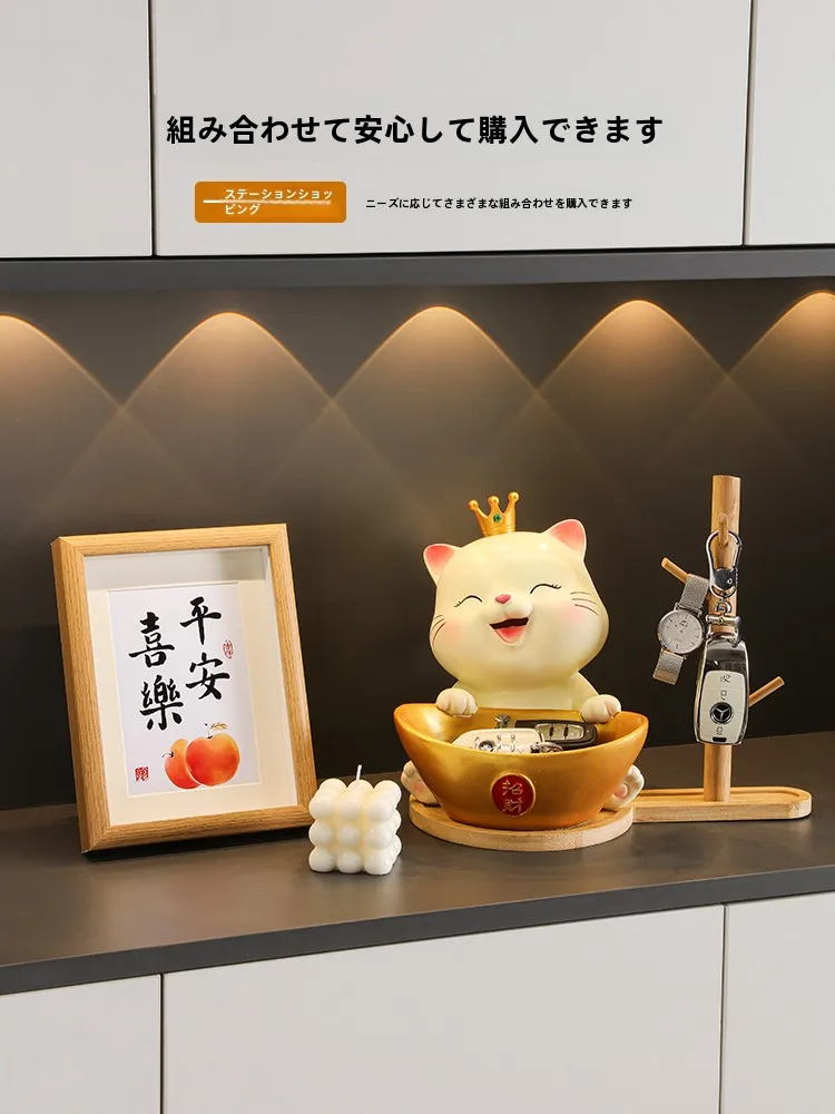 招き猫のキーホルダー：ユニークなアートレジンデザインで友情を象徴する装飾品