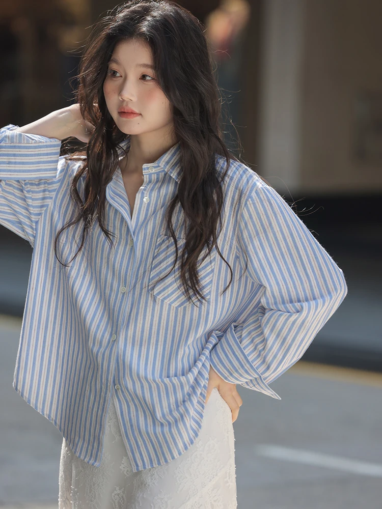 浅い青色のストライプシャツ【女性用・長袖・ゆったりサイズ・カジュアルスタイル】 大人可愛いに最適なトップス