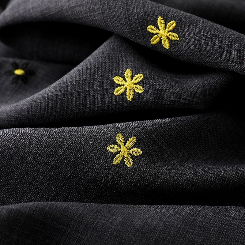 黒灰色のデイジー刺繍シャツドレス：通気性とハンガリー織風が特徴の女性向けカジュアルウェア