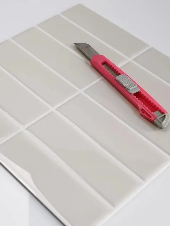 キッチンをスッキリ整理！収納グッズおすすめ｜3D自粘式壁紙で視覚的に広くする完全ガイド