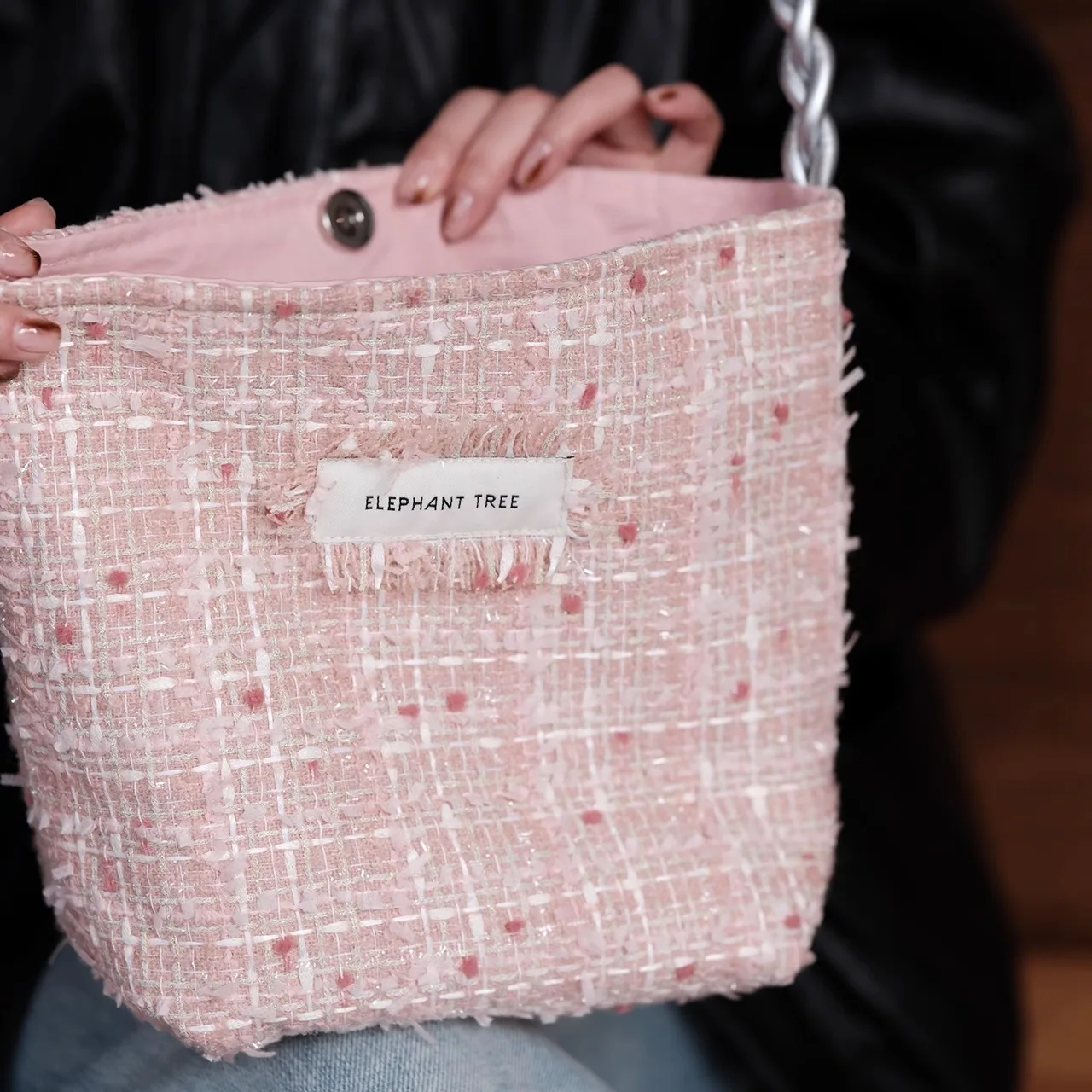 可愛いピンクのキャンバスバケットバッグ：秋冬シーズンに最適な大容量ファッションバッグの実用性解析