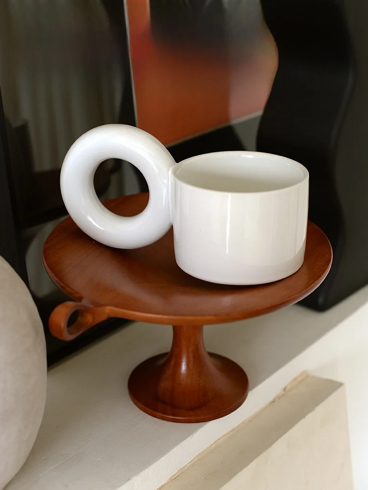 大きなハンドル付きドーナツデザインの陶器マグカップ：お菓子カップ容器としての実用性と特性