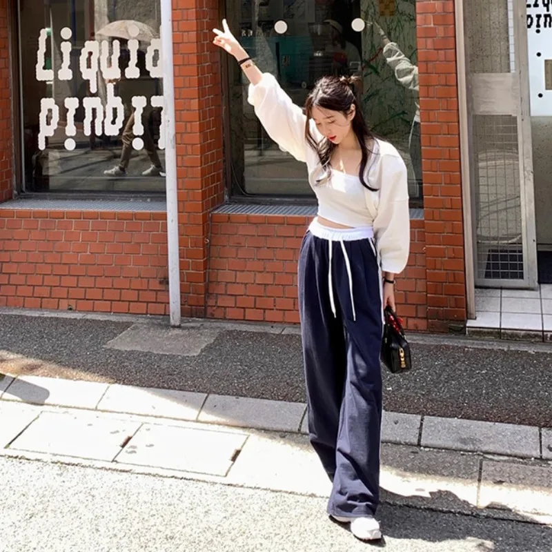 フランス風レトロデザインのサイドレース付きパンツ：スリットの機能と実用性を解説