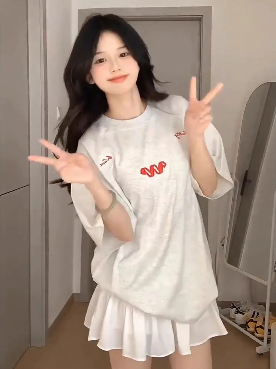 グレーのオーバーサイズ刺繍入りコットンTシャツ：カジュアル通勤スタイルの実用性とデザインバランス