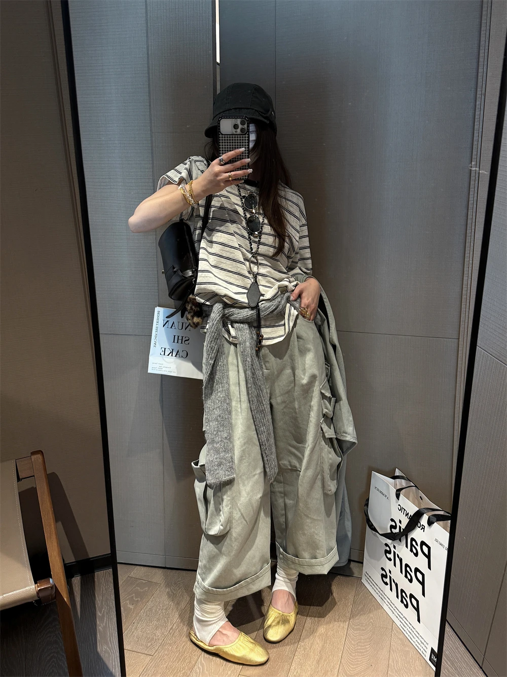レトロなヴィンテージ風ブラックポケット付きストレートパンツ：ストリートファッションのカジュアルな定義とは