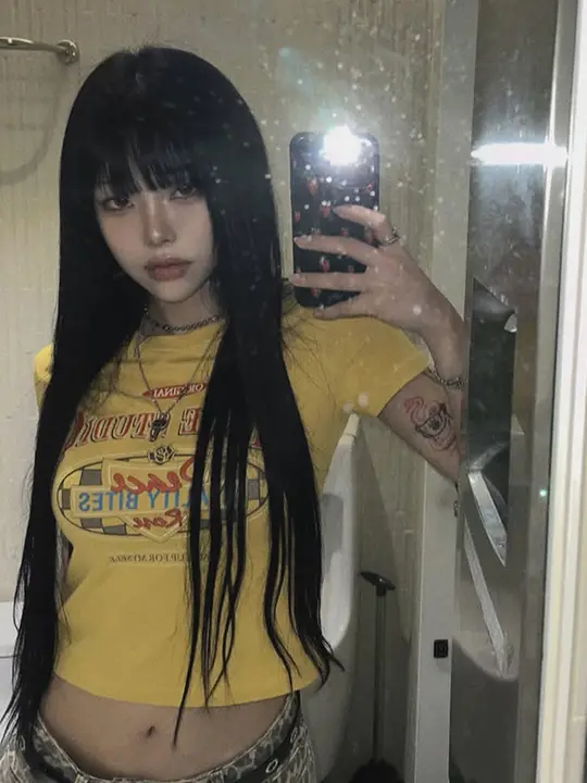 ロゴプリントのクロップドTシャツ【女性用・ウエスト絞り・夏用・綿素材・短袖】