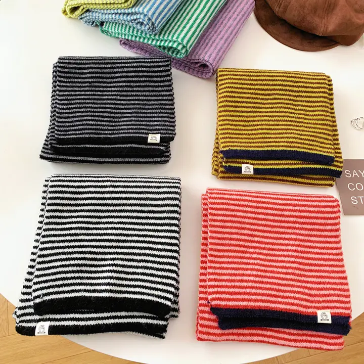 秋冬用ニットストライプスカーフ【保温・首元を優しく包む・飾り付き】