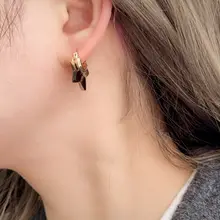 アクリル製 ジオメトリックデザインのヒョウ柄イヤリング【ファッショナブル・通勤向け】