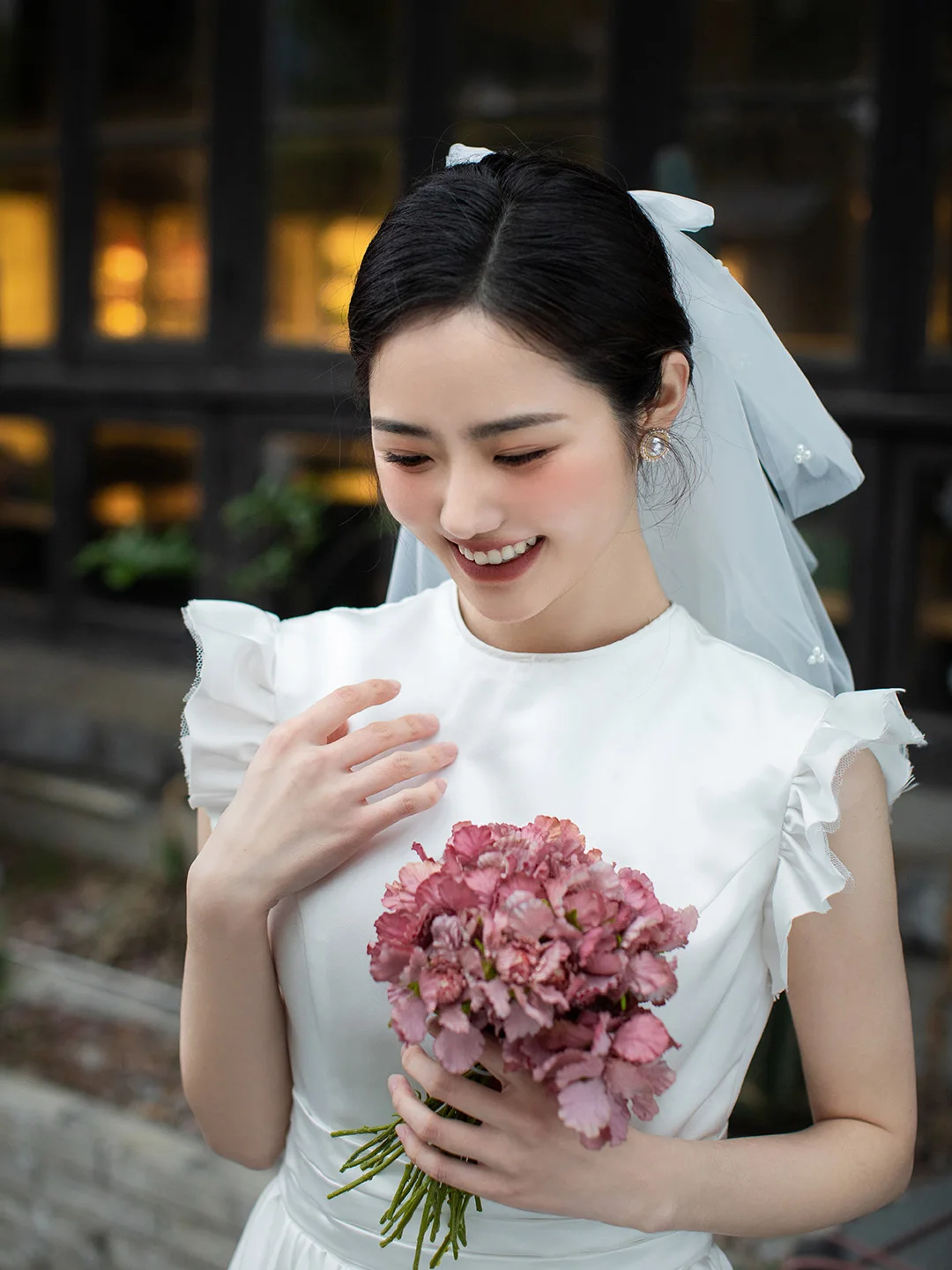 ヴェールカラーをどう選ぶ？シンプルなヘッドドレスが、結婚式の瞬間を彩る理由