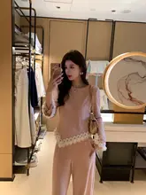 柔らかなピンクのニットセットアップ【春用・デザイン感あり・女性用】（セットアップ対応）