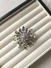 華やかなデザインのシルバー金属製花モチーフブローチ【カジュアルコートやニットに最適】